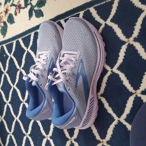 Brooks sneakers NWT